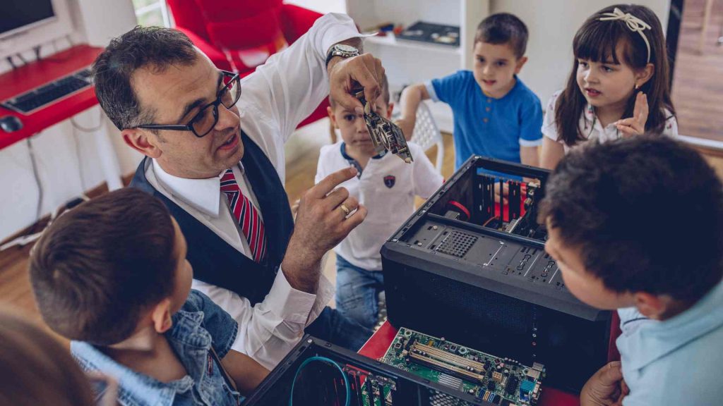 ¿A QUIENES PERTENECEN LOS CONOCIMIENTOS Y SABERES?